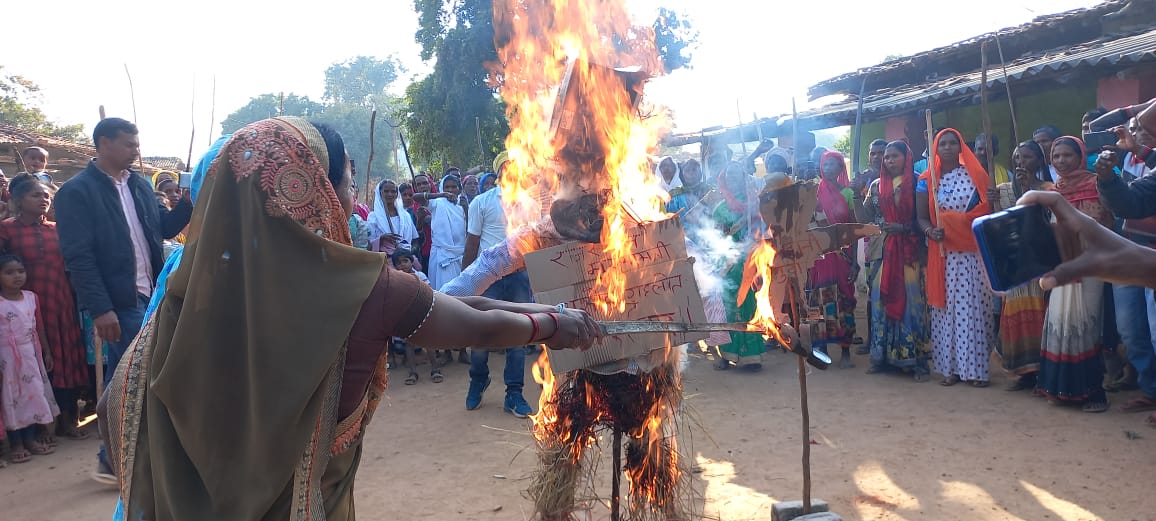हसदेव अरण्य के आदिवासियों ने अडानी और राजस्थान सरकार का फूंका पुतला, जानिए ऐसी स्थिति क्यों बनी
