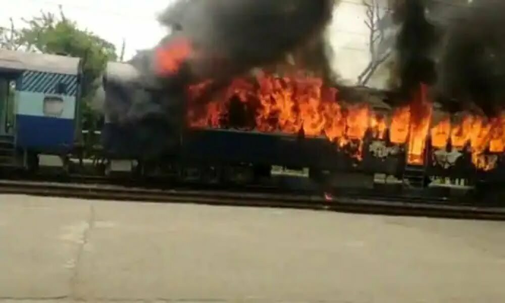 सेना में भर्ती के ‘अग्निपथ’ पर जमकर बवाल, कई राज्यों में उग्र प्रदर्शन, बिहार में ट्रेन में लगाई आग