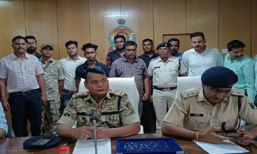 बड़ी कार्रवाई : 50 लाख के हीरों के साथ 2 गिरफ्तार, तस्करी कर ले जा रहे थे ओडिशा