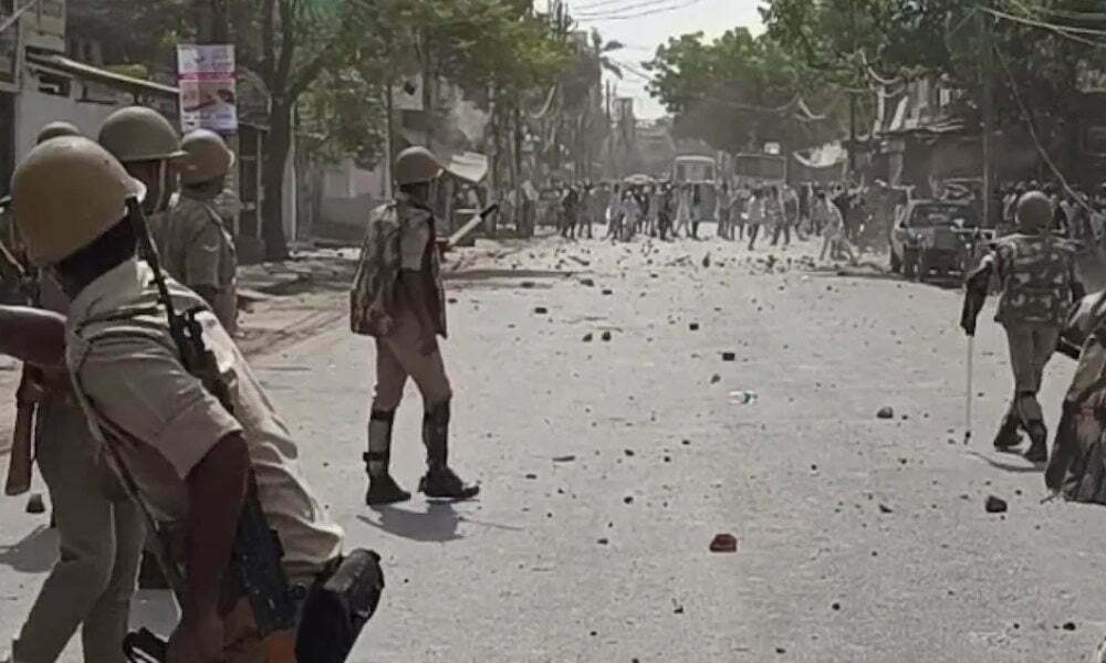 नमाज के बाद यूपी में कई जगह बवाल और हिंसा, पुलिस पर पत्थर और देशी बम से हमला