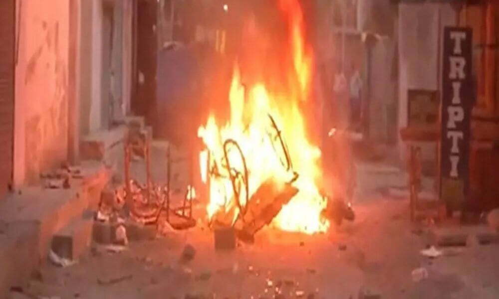 नमाज के बाद हिंसा, आगजनी और तोड़फोड़ : मंदिर पर पथराव, पुलिस फायरिंग में 1 की मौत, 7 घायल