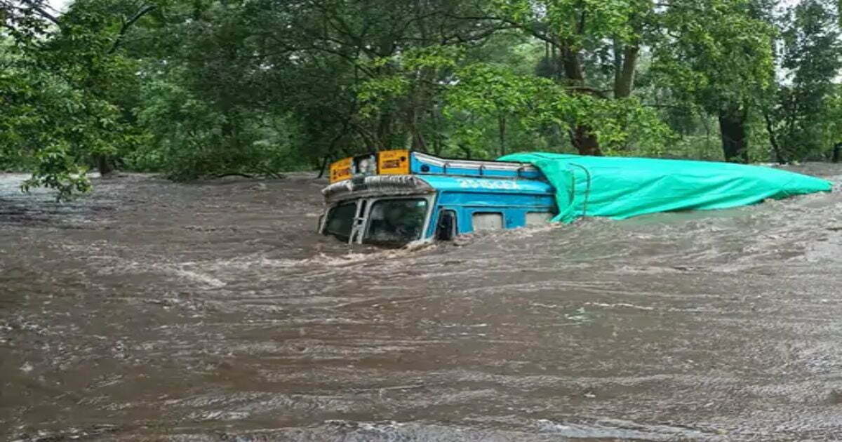नाले में बह गया चावल से भरा ट्रक, मूसलाधार बारिश से बने बाढ़ के हालात