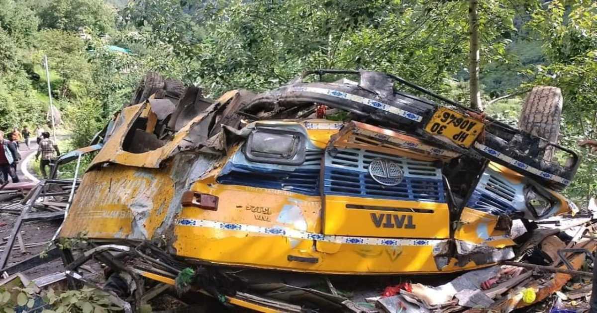 हिमाचल में बस खाई में गिरी, स्कूली बच्चों सहित 16 की मौत