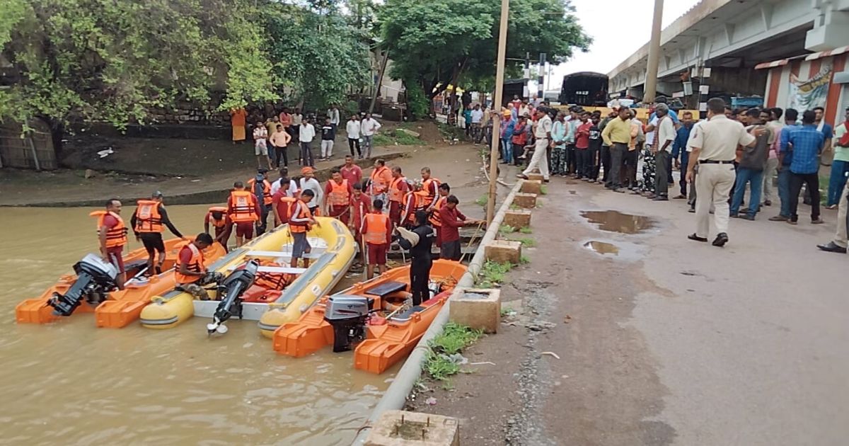 शिवनाथ नदी की तेज धार में बह गई कार, सवार 5 लोगों का अब तक नहीं मिला सुराग