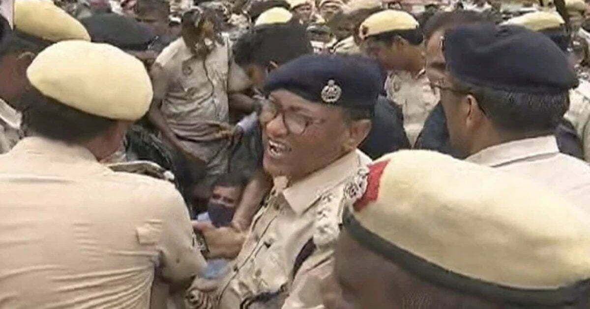 BIG BREAKING : राहुल गांधी को पुलिस ने लिया हिरासत में, बोले – हमें गिरफ्तार करके भी चुप नहीं करा पाओगे