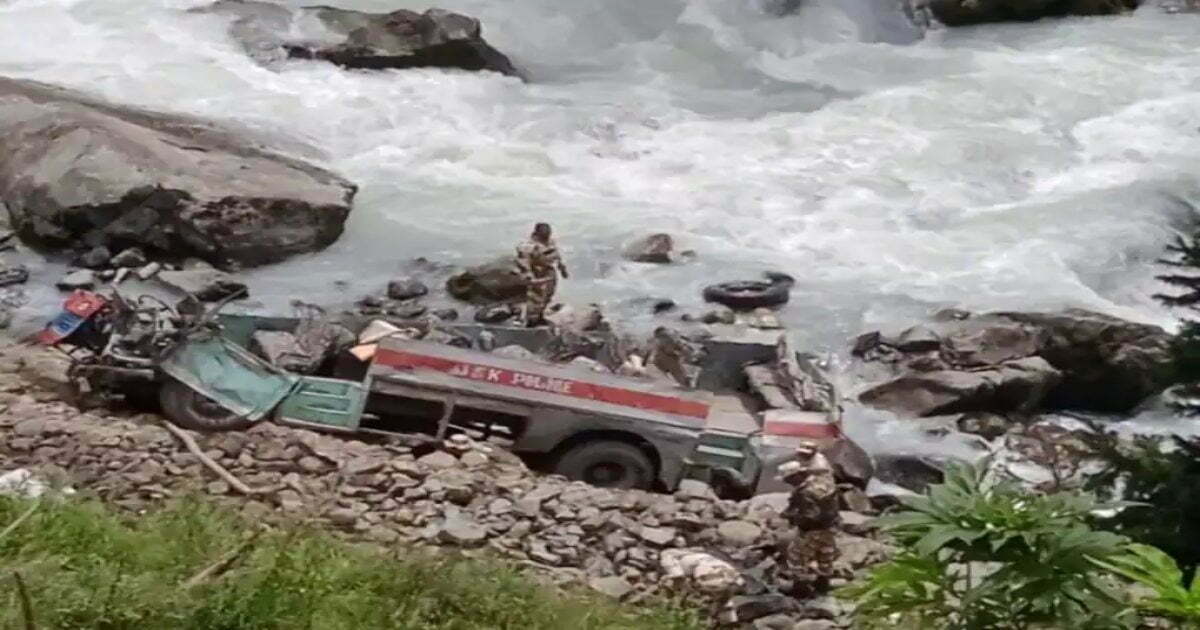बड़ा हादसा : 39 जवानों से भरी बस नदी में गिरी, 10 से ज्यादा की मौत