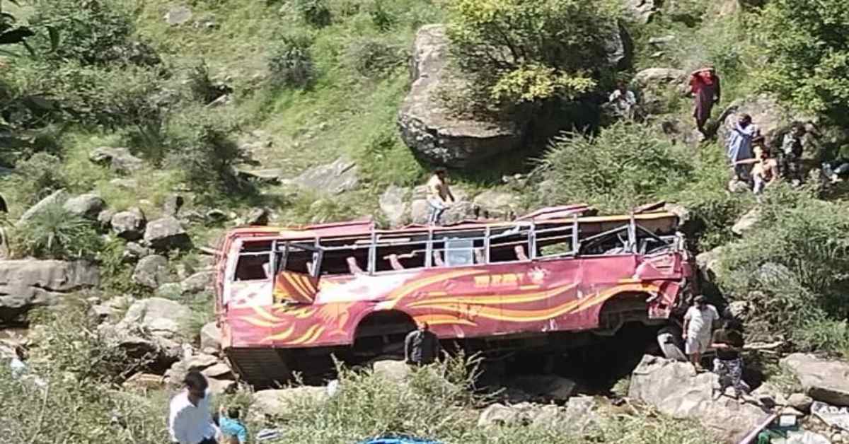BREAKING: यात्रियों से भरी बस गहरी खाईं में गिरी, 4 लोगों की दर्दनाक मौत