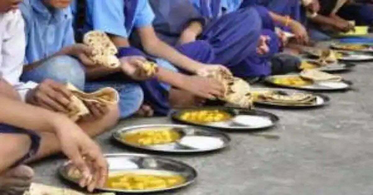 दलित छात्राओं के स्कूल में भोजन परोसने पर रसोइए ने जताई अपत्ति, जाति पूछकर बच्चों से फेंकवा दिया खाना