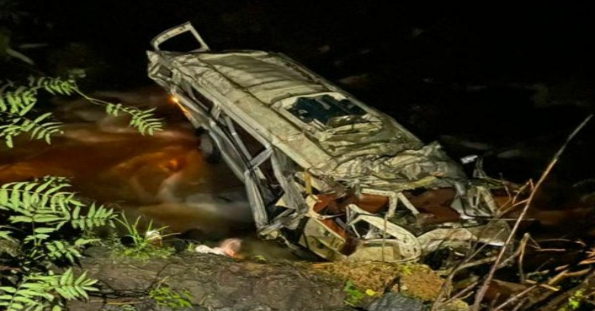भीषण सड़क हादसा: गहरी खाई में गिरा टूरिस्ट वाहन, 7 की दर्दनाक मौत, 10 घायल, PM मोदी ने जताया दुख