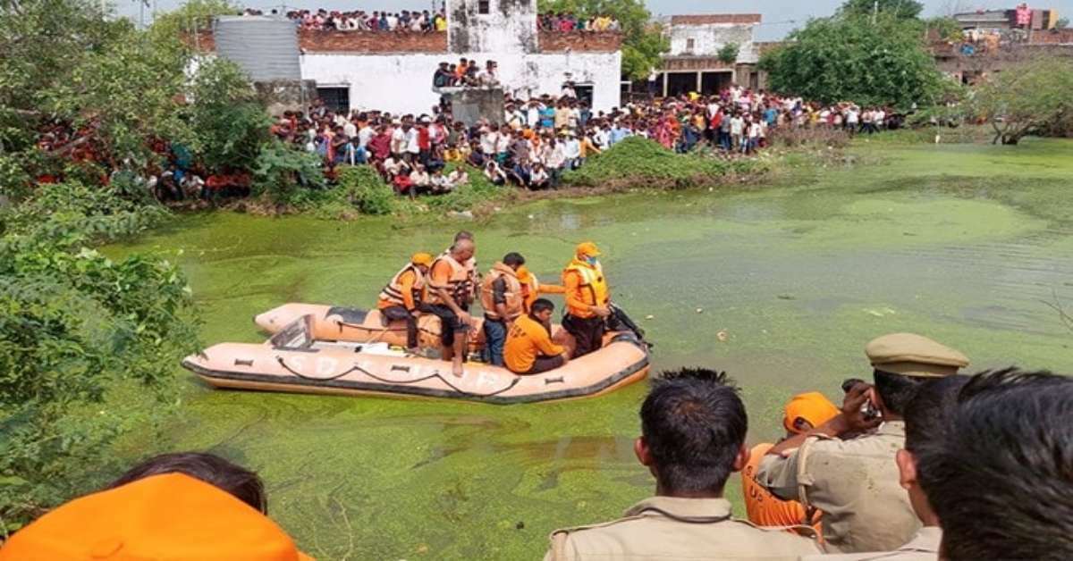 BREAKING: तालाब में गिरा ट्रैक्टर, धार्मिक कार्यक्रम में जा रहे 10 लोगों की मौत