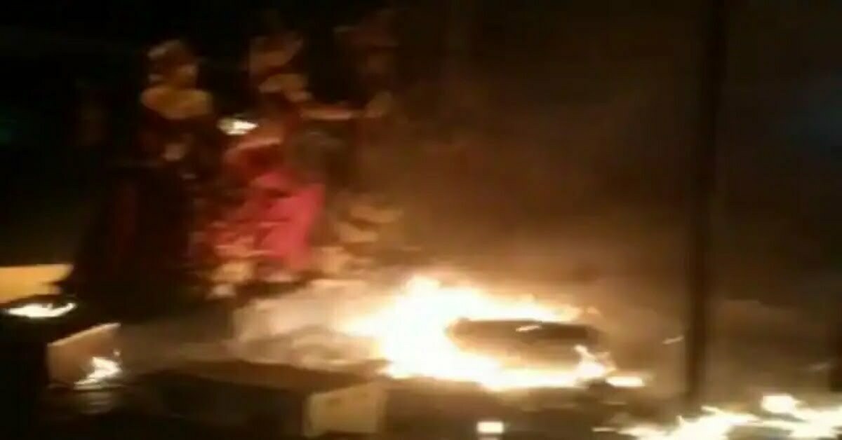 दुर्गा पूजा पंडाल में लगी भीषण आग, 2 बच्चे समेत 3 की मौत, 52 लोग बुरी तरह से झुलसे