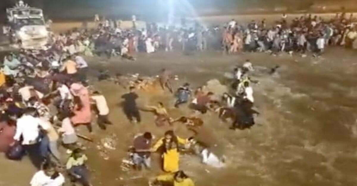 दुर्गा विसर्जन के दौरान नदी में आई अचानक बाढ़, कागज की तरह बह गए लोग, देखें घटना का LIVE VIDEO