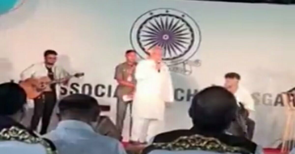 अलग अंदाज में दिखे CM भूपेश बघेल: छत्तीसगढ़ी गीतों से मुख्यमंत्री ने बांधा समां, मंच से गाया ये धमधा वाले राजा बाबू, तोर कइसन…देखें VIDEO
