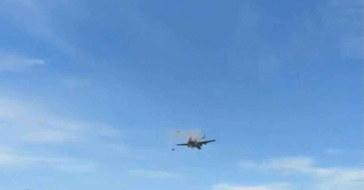 एयरशो के दौरान भीषण हादसा, दो प्लेन की आसमान में हुई जोरदार टक्कर, हुआ ये हाल…देखें VIDEO
