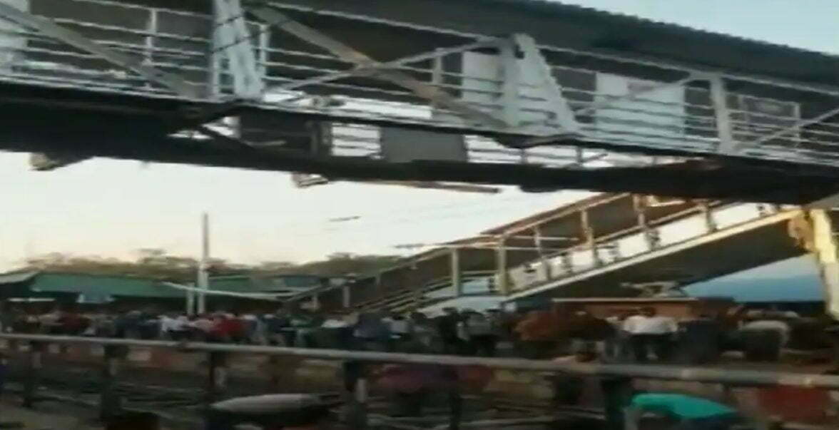 बड़ा हादसा : ब्रिज का हिस्सा गिरा, 60 फीट ऊंचाई से यात्री रेलवे ट्रैक पर गिरे, 8 की हालत गंभीर