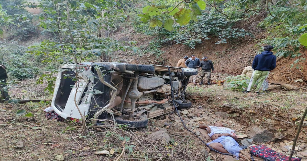 BREAKING: घाटी से नीचे गिरी कार, अस्थि विसर्जन कर लौट रहे 4 की मौत