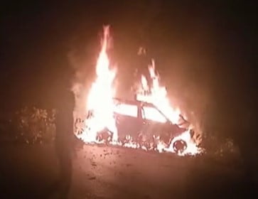 सड़क हादसे के बाद कार में लगी भीषण आग, पत्रकार सहित 3 की जिंदा जलने से मौत, गाड़ी में मिले कंकाल