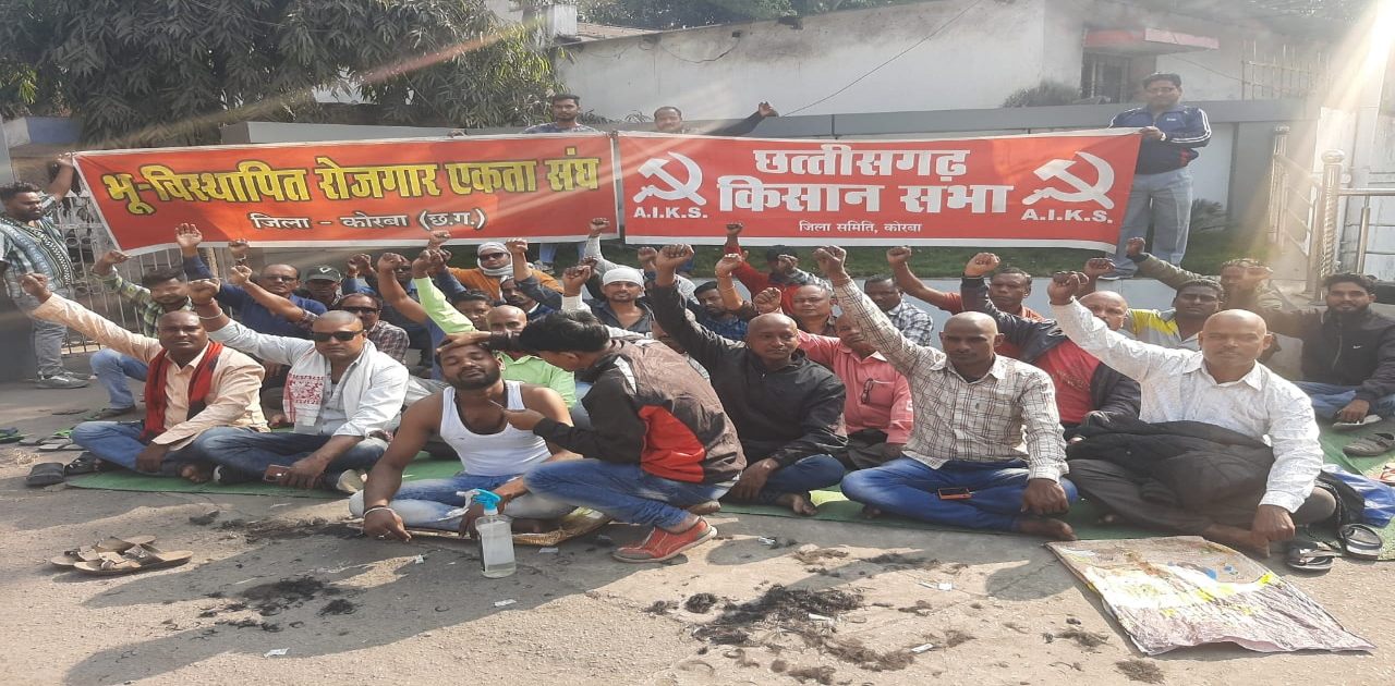 भूविस्थापितों को नियमित रोजगार की मांग : SECL के सामने मुंडन कराकर विरोध प्रदर्शन, किसान सभा ने कहा – जारी रहेगा आंदोलन