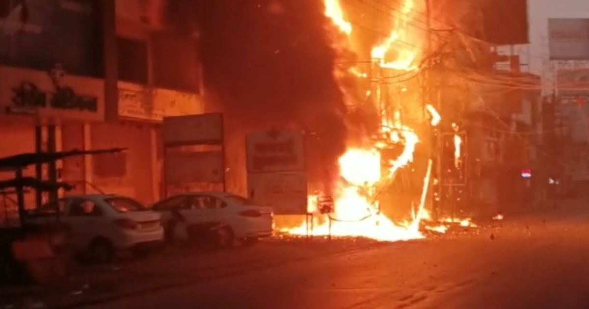 CG Breaking: यहां लगी भीषण आग, कई दुकानें जलकर खाक, घरों तक पहुंची लपटें