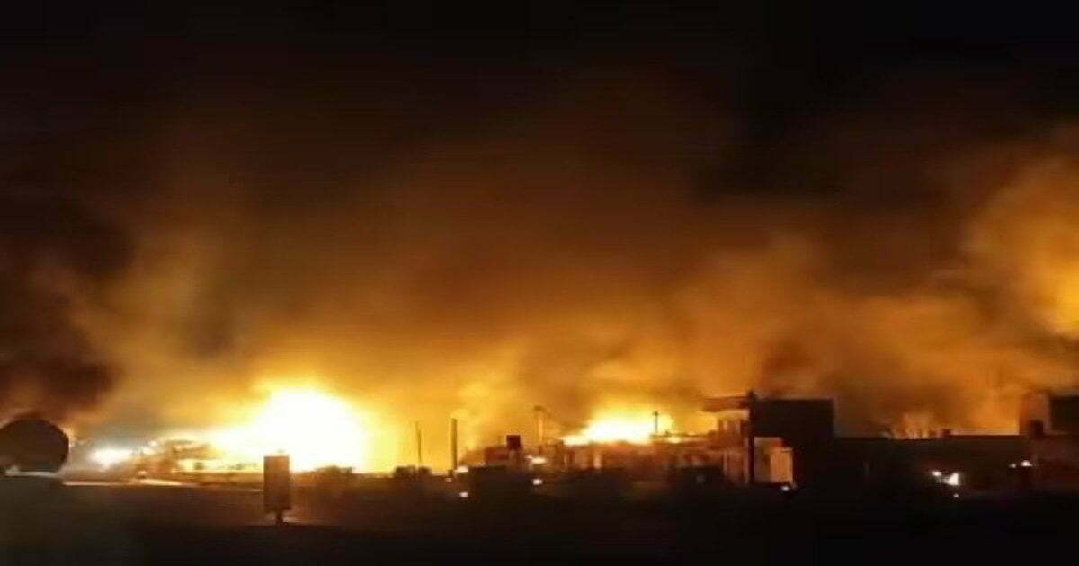 भयानक हादसा: गैस टैंकर और ट्रेलर में आमने सामने की भिड़ंत, 4 जिंदा जले, 500 मीटर का इलाका बना आग का गोला, 10 घर भी आए आग की चपेट में