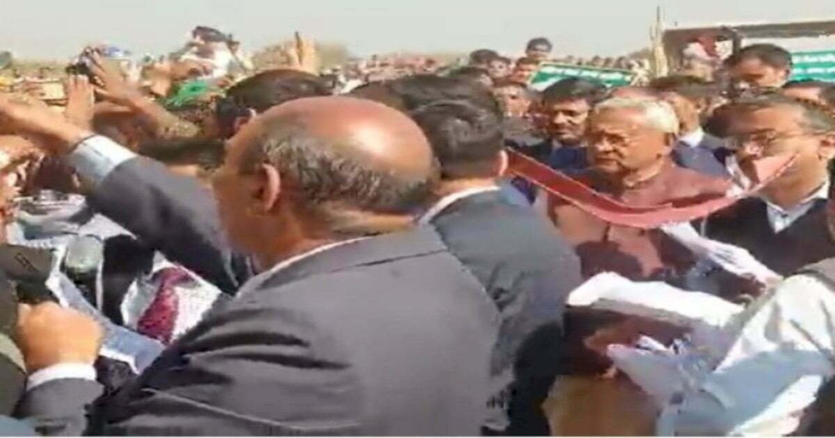 CM सिक्योरिटी में बड़ी चूक, हमले में बाल-बाल बचे मुख्यमंत्री