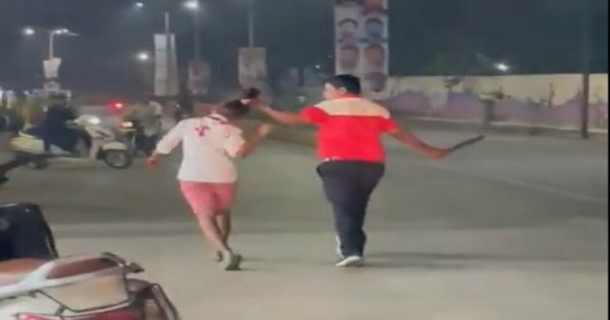 Video: सैलरी मांगी तो चापड़ से गोदकर लहूलुहान कर दिया, खून से लथपथ लड़की का बाल पकड़कर सड़क पर घुमाया, नाबालिग की हालत गंभीर