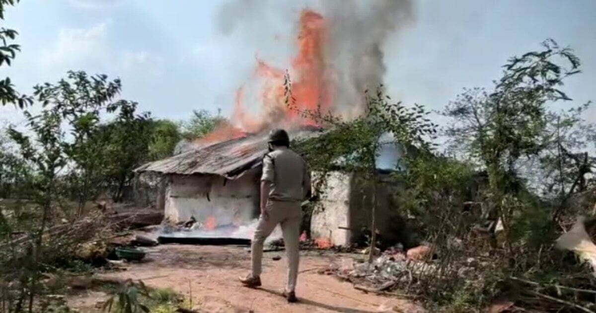 Video: छत्तीसगढ़ बंद के दौरान हिंसा, बिरनपुर में उपद्रवी भीड़ ने एक घर में लगाई आग, सिलेंडर हुआ ब्लास्ट