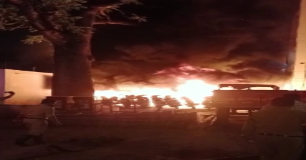 Video: थाना परिसर में लगी भीषण आग, जब्त की गई गाड़ियां हुई खाक