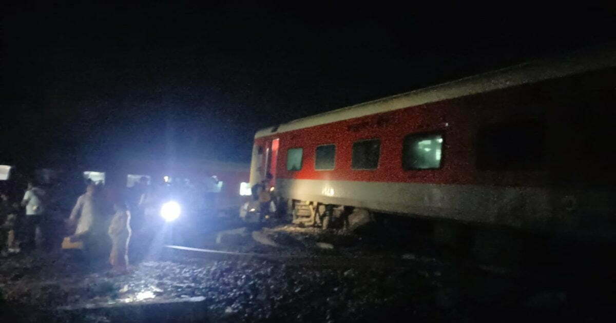 Train Accident: नॉर्थ ईस्ट एक्सप्रेस दुर्घटनाग्रस्त, 6 बोगियां पटरी से उतरी, कई यात्री घायल