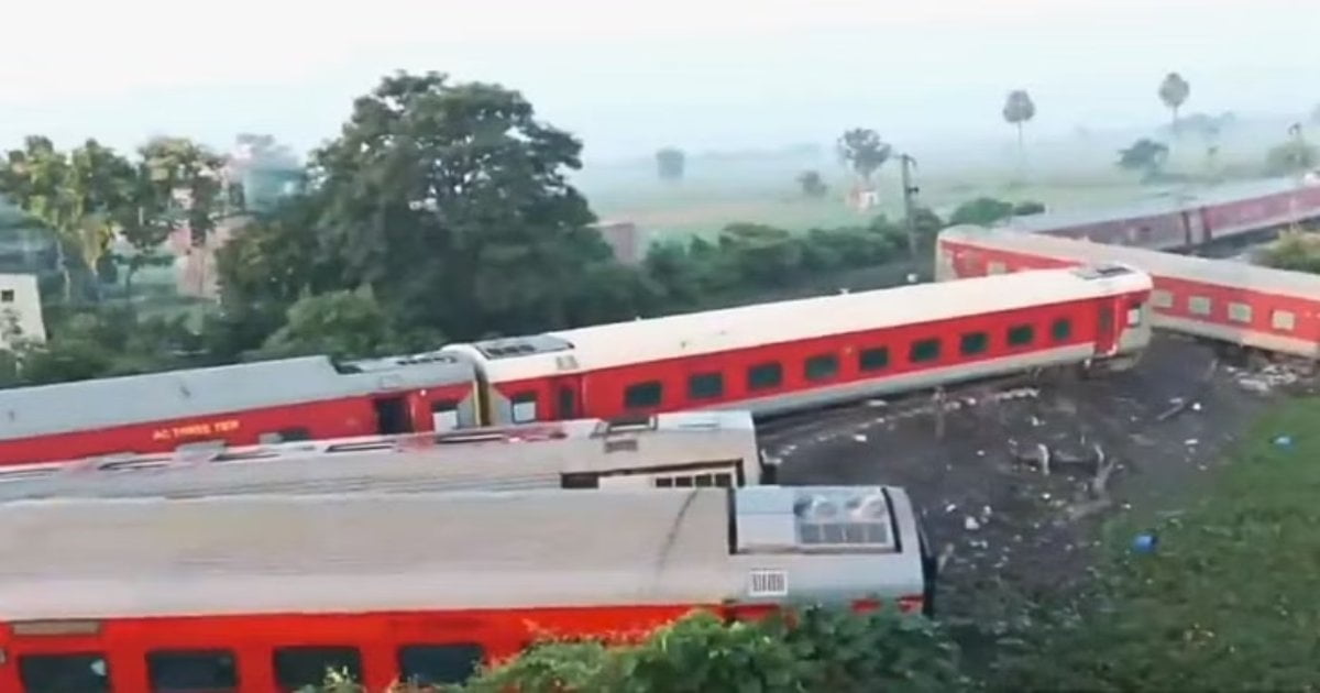 नॉर्थ ईस्ट एक्सप्रेस हादसे में मारे गए लोगों को दिए जाएंगे 14-14 लाख रुपये, इन ट्रेनों को किया गया रद्द