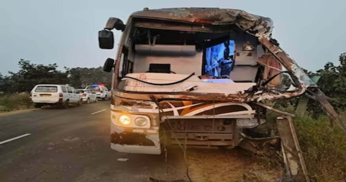 खड़े ट्रक से टकराई तेज रफ्तार बस, 3 की मौत, 25 से ज्यादा घायल