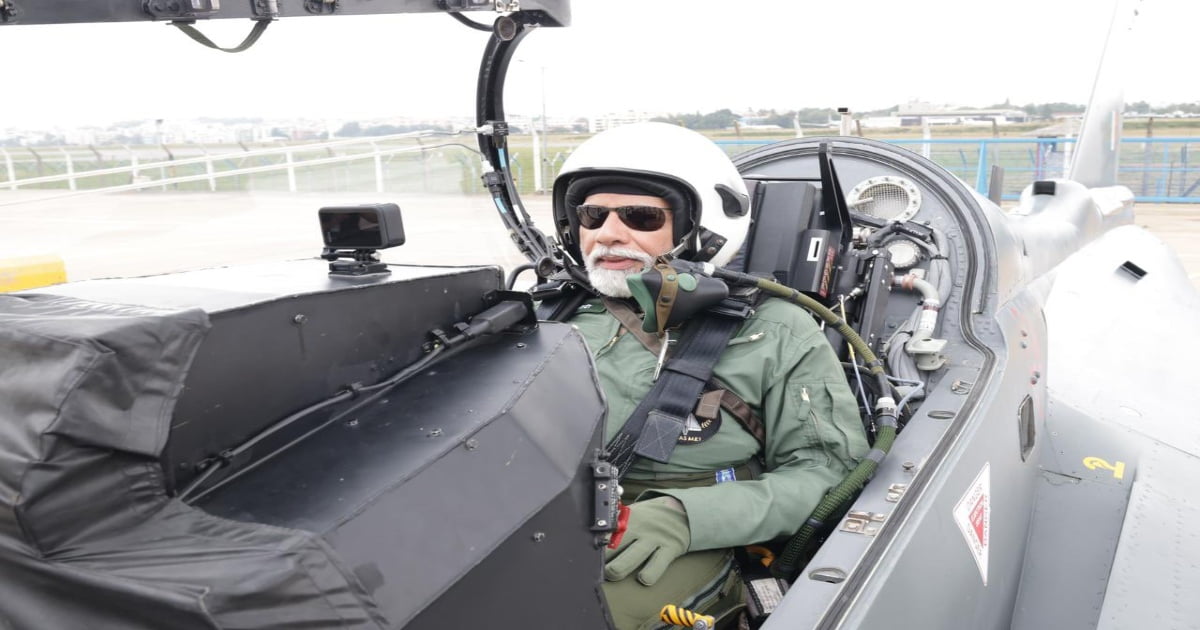 लड़ाकू विमान तेजस के को-पायलट बने पीएम मोदी, भरी उड़ान, कहा- हम विश्व में किसी से कम नहीं