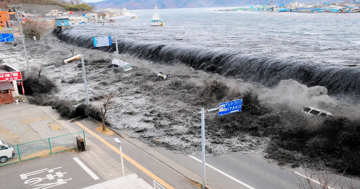 भूकंप के तेज झटके के बाद जापान में सुनामी, घर खाली करने की अपील