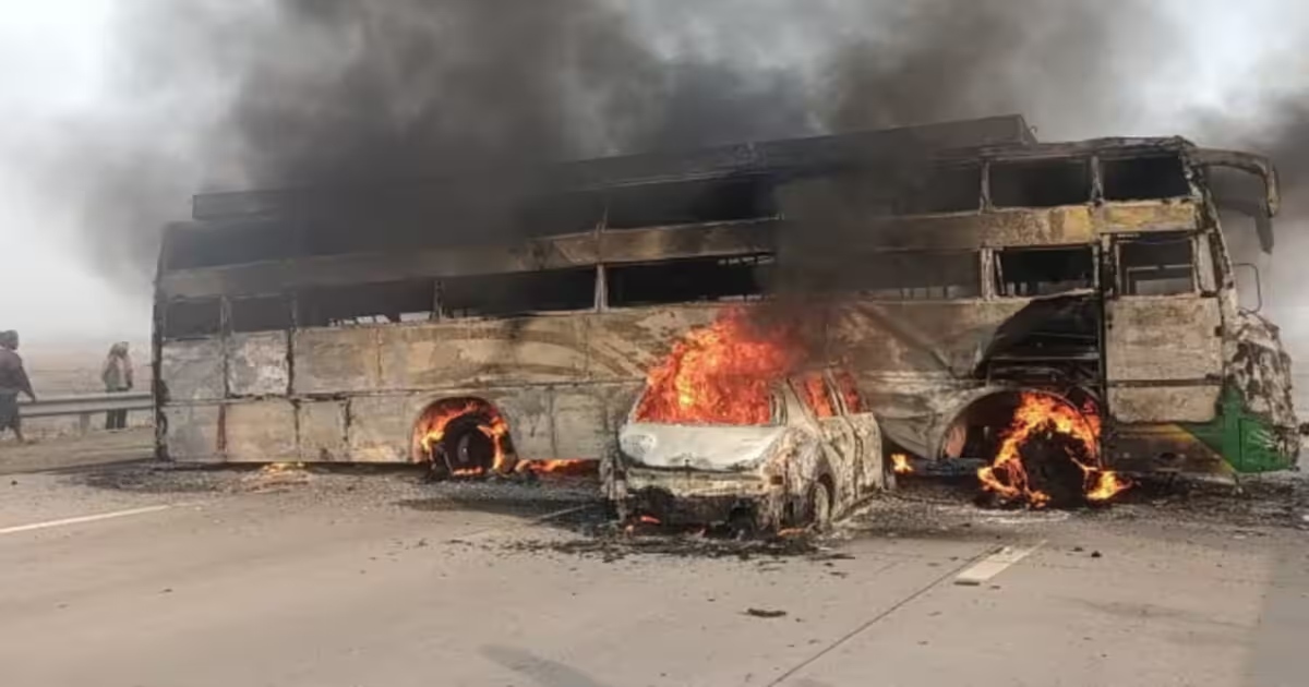 भीषण सड़क हादसा: डिवाइडर से टकराई बस में जा घुसी कार, स्विफ्ट सवार 5 लोग जिंदा जले