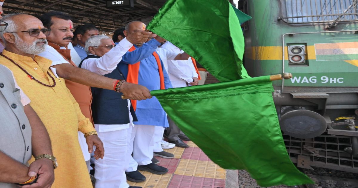 रामलला के दर्शन के लिए आस्था स्पेशल ट्रेन अयोध्या रवाना, सांसद ने दिखाई हरी झंडी