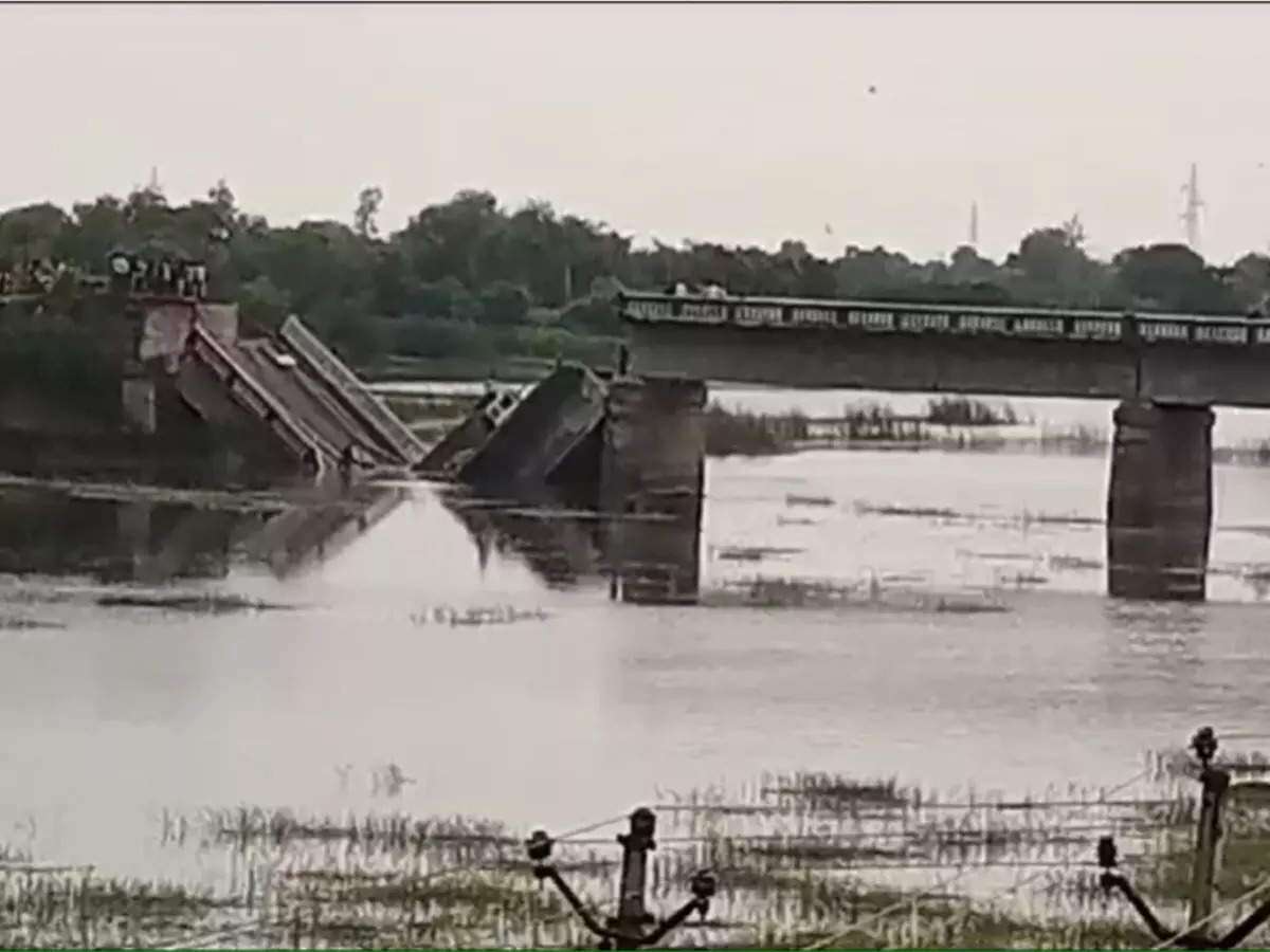 गंगा नदी पर बन रहा पुल निर्माण से पहले ही गिरा जमीन पर, विपक्ष ने सरकार पर साधा निशाना