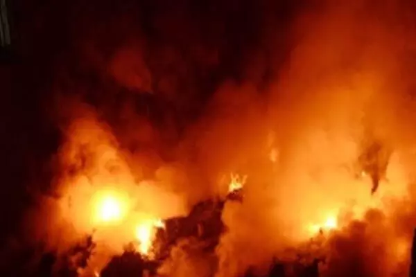 गद्दा फैक्ट्री में भीषण आग, कई किलोमीटर से दिख रहा धुएं का गुबार… करोड़ों का सामान राख