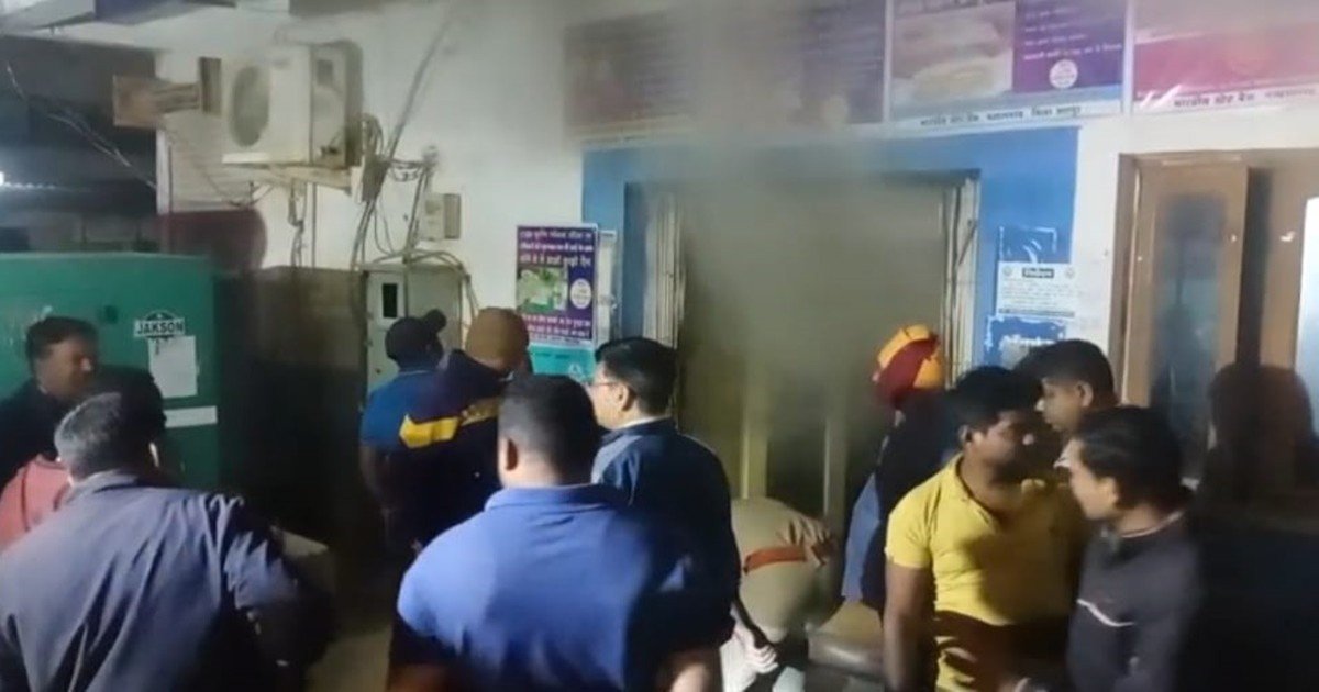 नहीं कर पाए चोरी तो बैंक में ही लगा दिया आग, समय पर पहुंच गई पुलिस और..