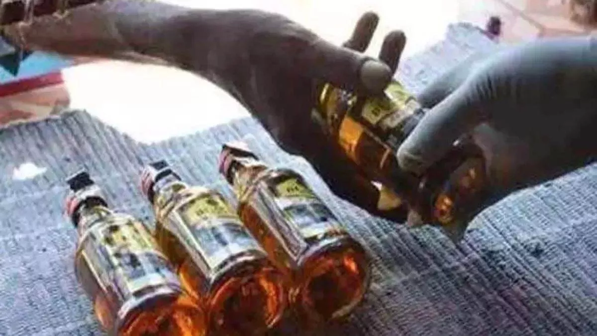 अवैध शराब बिक्री पर पुलिस की छापेमारी, पुलिस के हत्थे चढ़े महिला तस्कर