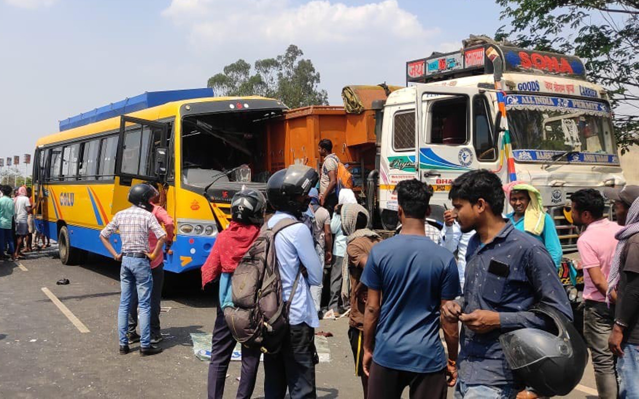 रामगढ़ में बड़ा सड़क हादसा,पाइप लदे ट्रक ने 5 गाड़ियों को मारी टक्कर.. दो दर्जन से ज्यादा लोग गंभीर रूप से घायल