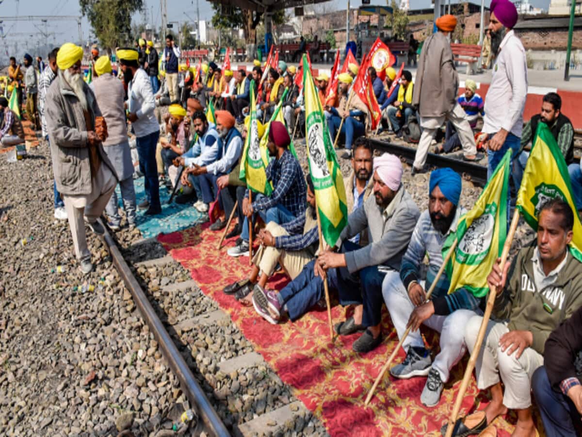 किसानों के विरोध प्रदर्शन से आफत में फंसे मुसाफिर, कई ट्रेनों की रुट डाइवर्ट