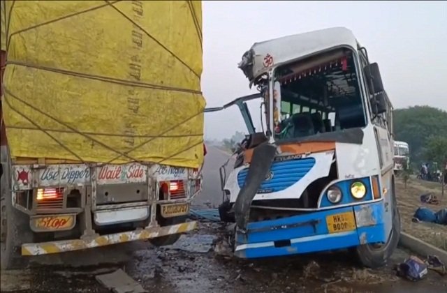 भीषण सड़क हादसा: ट्रक और बस की भिड़ंत में 6 लोगों की जिंदा जलकर मौत, 20 गंभीर रूप से घायल