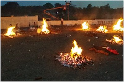 श्मशान घाट पर शवों का तांता, भीषण गर्मी के बाद मौत के आंकड़ों में तीन गुना बढ़ोतरी ..