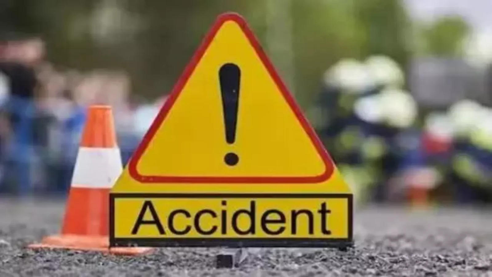 पहाड़ी रूट पर भयानक सड़क हादसा: तीर्थयात्रियों का वाहन पहाड़ी से टकराया, 8 यात्री घायल