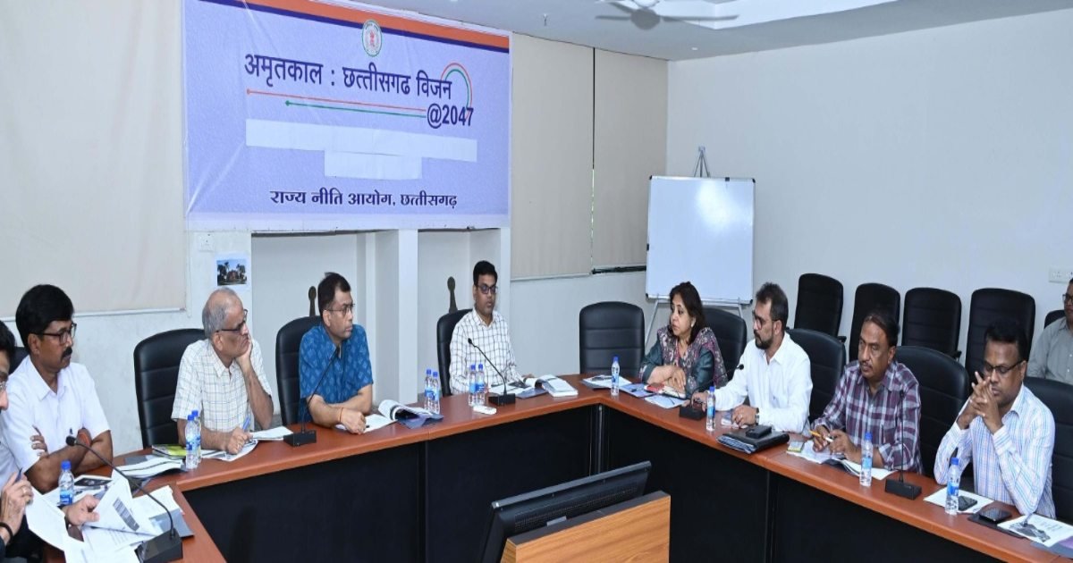’’अमृतकाल: छत्तीसगढ़ विजन @ 2047’’ डॉक्यूमेंट तैयार करने वर्किंग ग्रुप के अधिकारियों की बैठक
