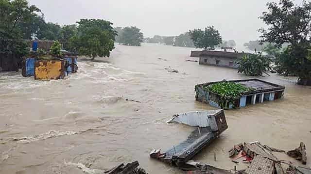 बारिश और बाढ़ से बर्बादी, 300 से ज्यादा लोगों की हुई मौत, सैकड़ों लोग घायल