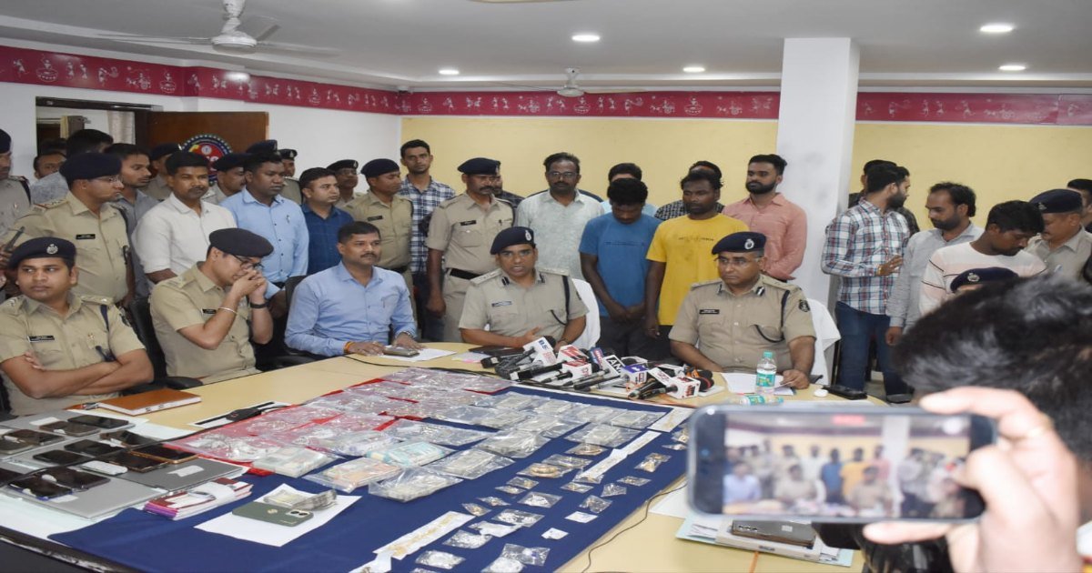 महादेव ऐप पर पुलिस की बड़ी सर्जिकल स्ट्राइक, कोलकाता से 5 और गिरफ्तार, 32 करोड़ का लेन-देन, मोबाइल और बैंक खातों ने उगले अहम राज