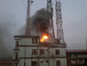 बौखलाए नक्सलियों की नापाक करतूत, मोबाइल टावर को किया आग के हवाले…पद्मश्री वैद्यराज को धमकी