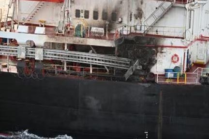 अदन की खाड़ी में जहाज पर अटैक, भारतीय नौसेना ने तुरंत पहुंचाई मदद, ‘रक्षक’ बना INS विशाखापट्टनम