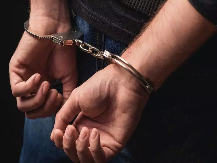 तिरंगा फहराने वाले पोल पर सफेद ध्वज लगाने वाले युवक को पुलिस ने किया गिरफ्तार